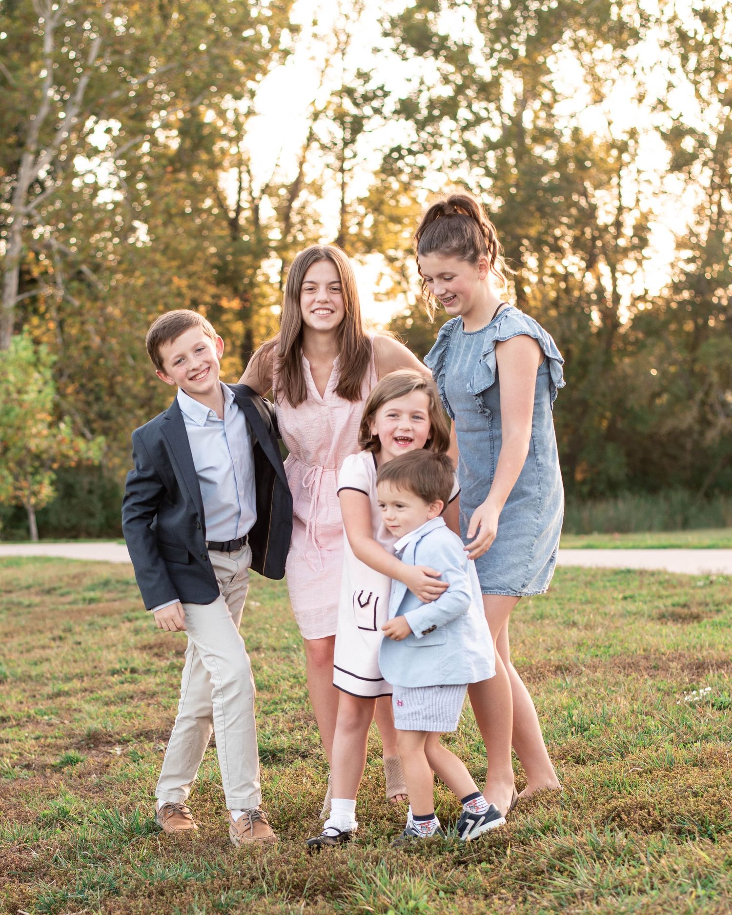 A picture of five siblings hugging by St. Louis Photographer Isabel Nolan.
