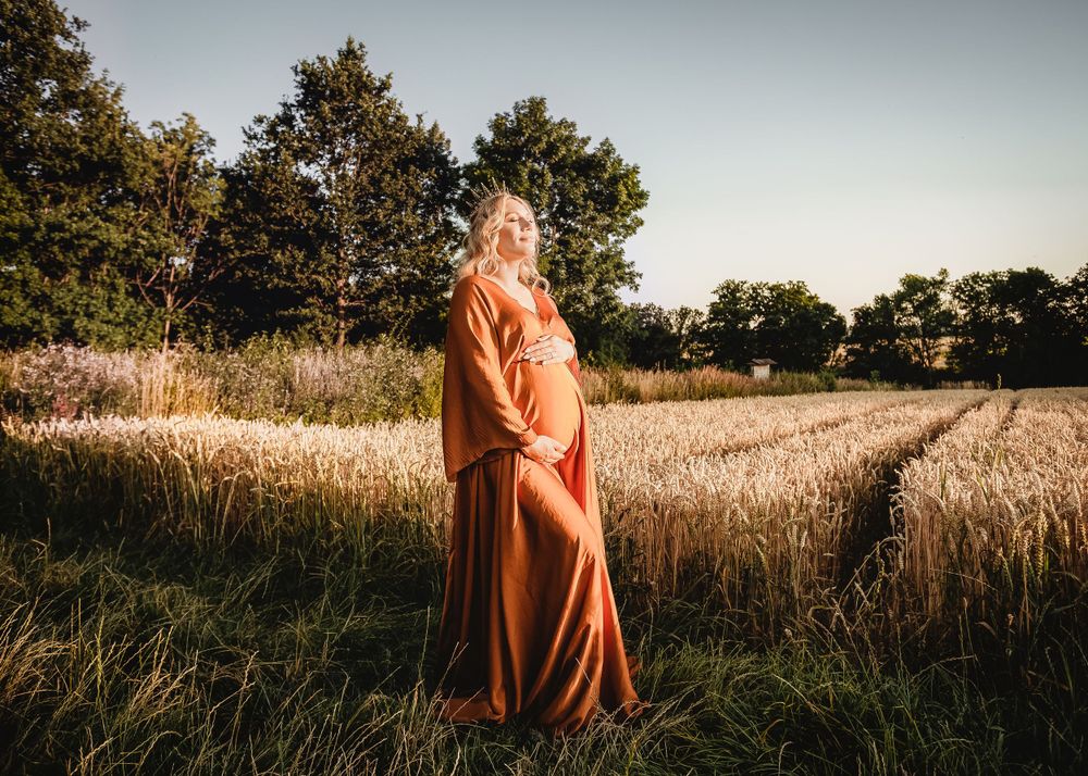 Baby-, Familien- & Babybauchshootings mit Herz. Natürlich, warm, entspannt. Bei euch Zuhause oder Outdoor. Termin einfach online anfragen.