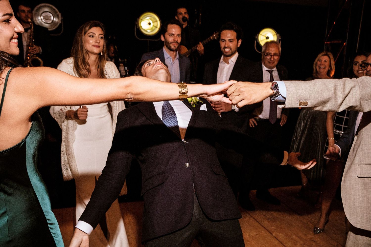 TLOOK photographe de mariage de style documentaire, danse floor limbo