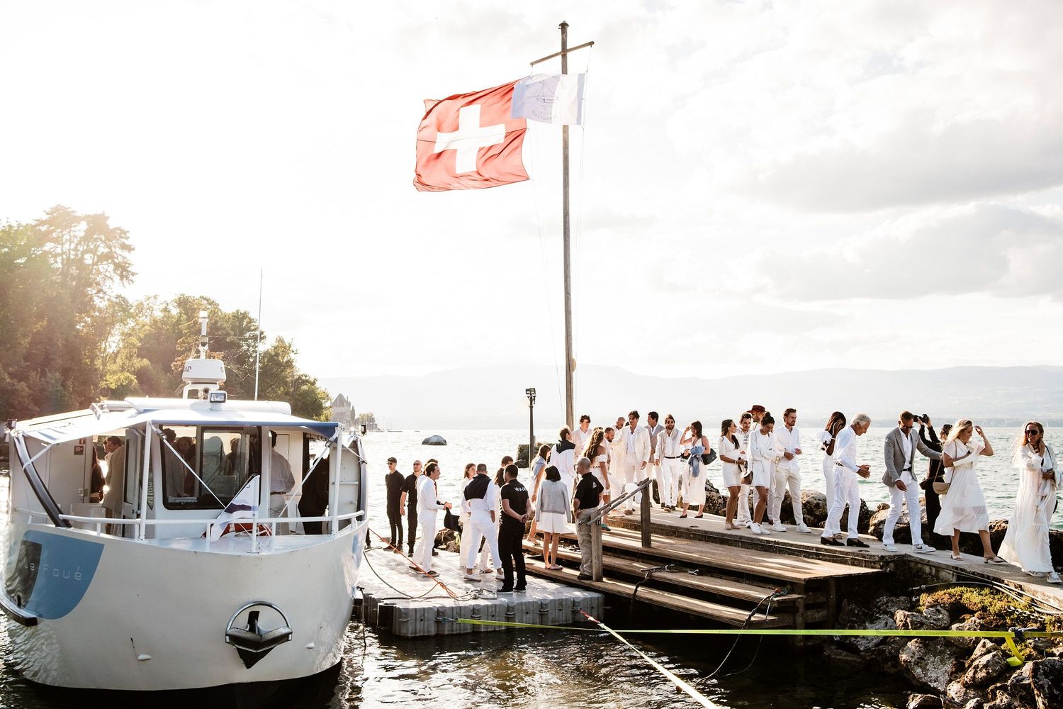 TLOOK photographe de mariage de style documentaire, cocktail au bord du lac