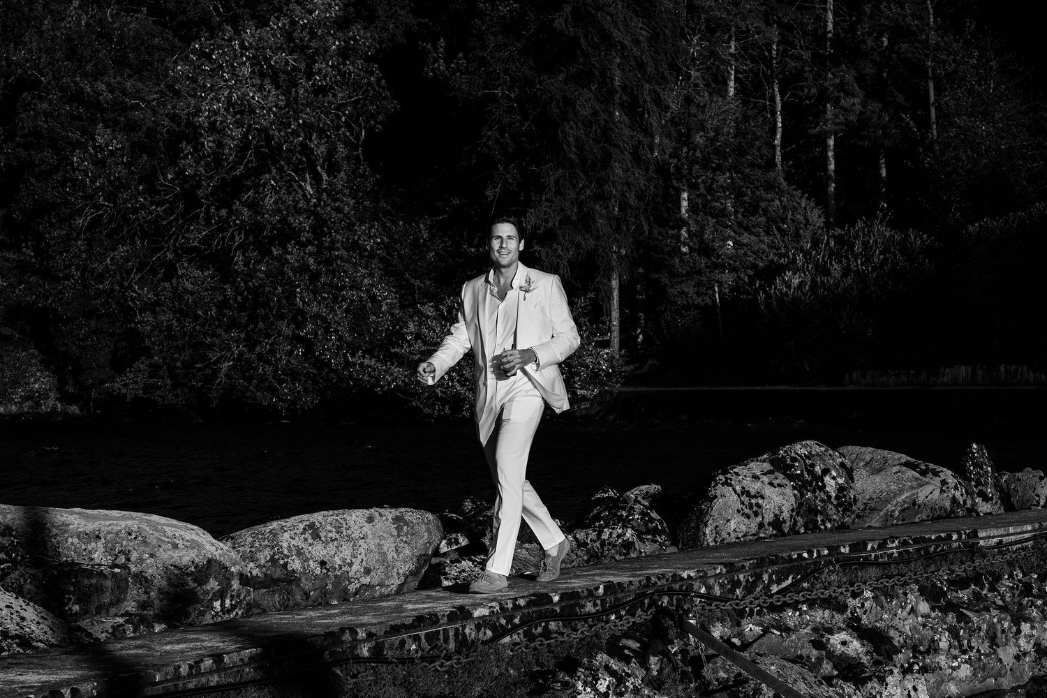 TLOOK photographe de mariage de style documentaire, portrait du marié au bord du lac