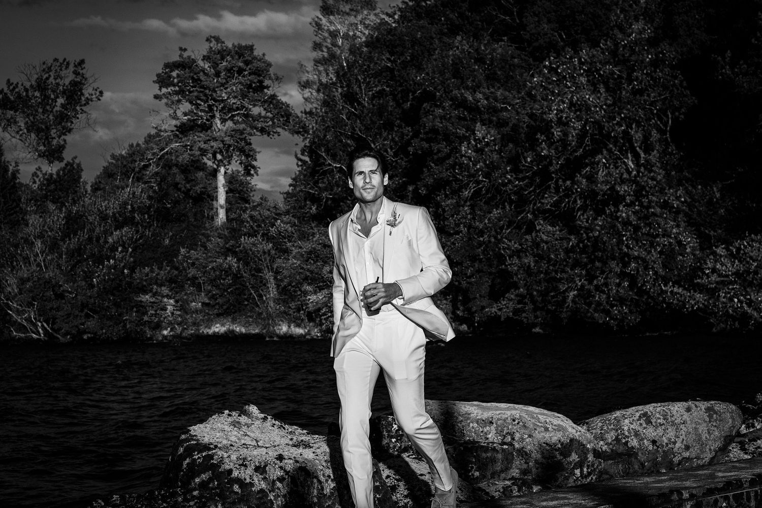 TLOOK photographe de mariage de style documentaire, portrait du marié au bord du lac