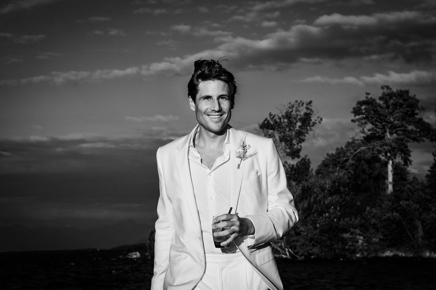TLOOK photographe de mariage de style documentaire, portrait du marié au bord du lac
