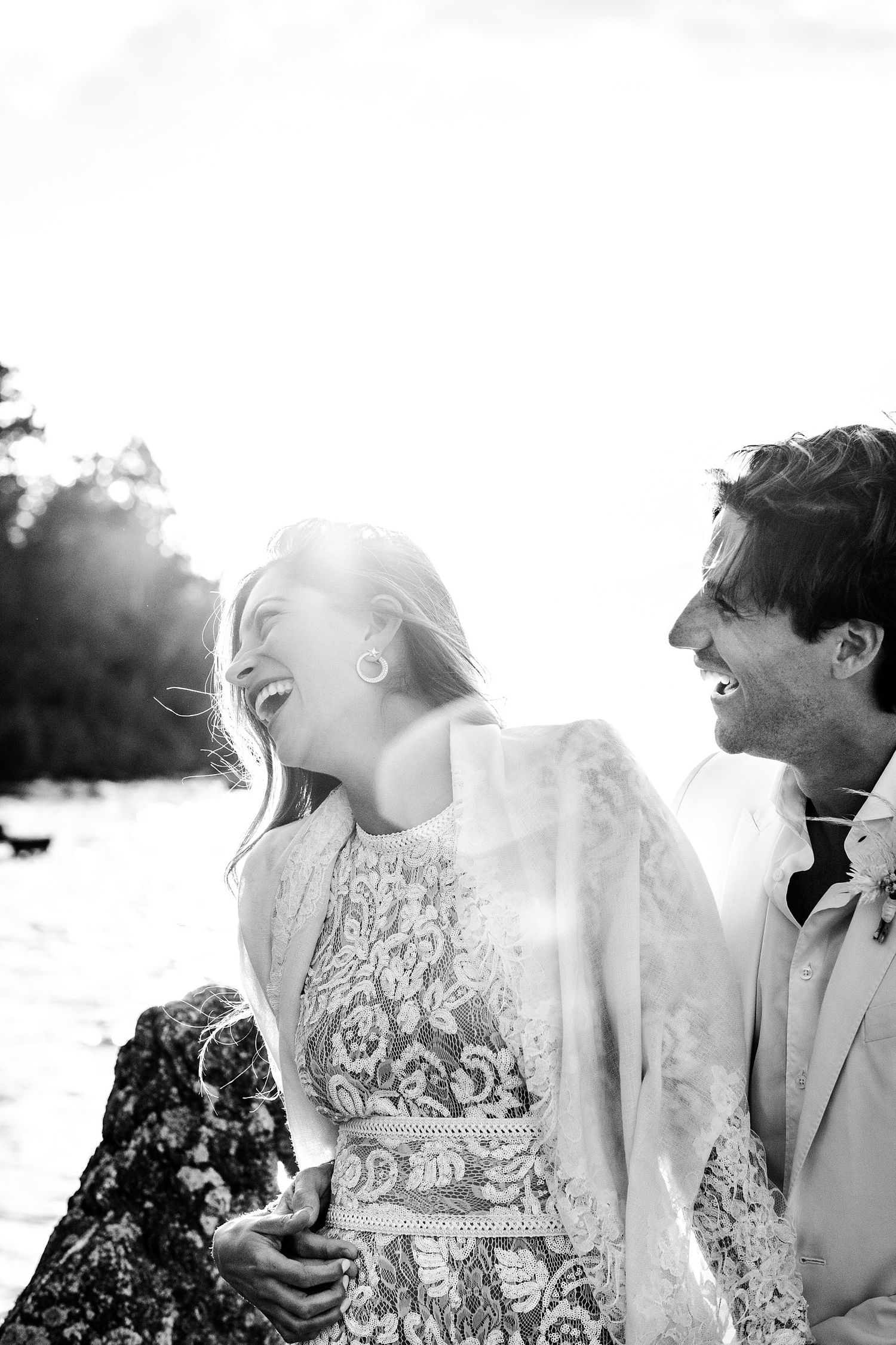 TLOOK photographe de mariage de style documentaire, portrait des mariés au bord du lac