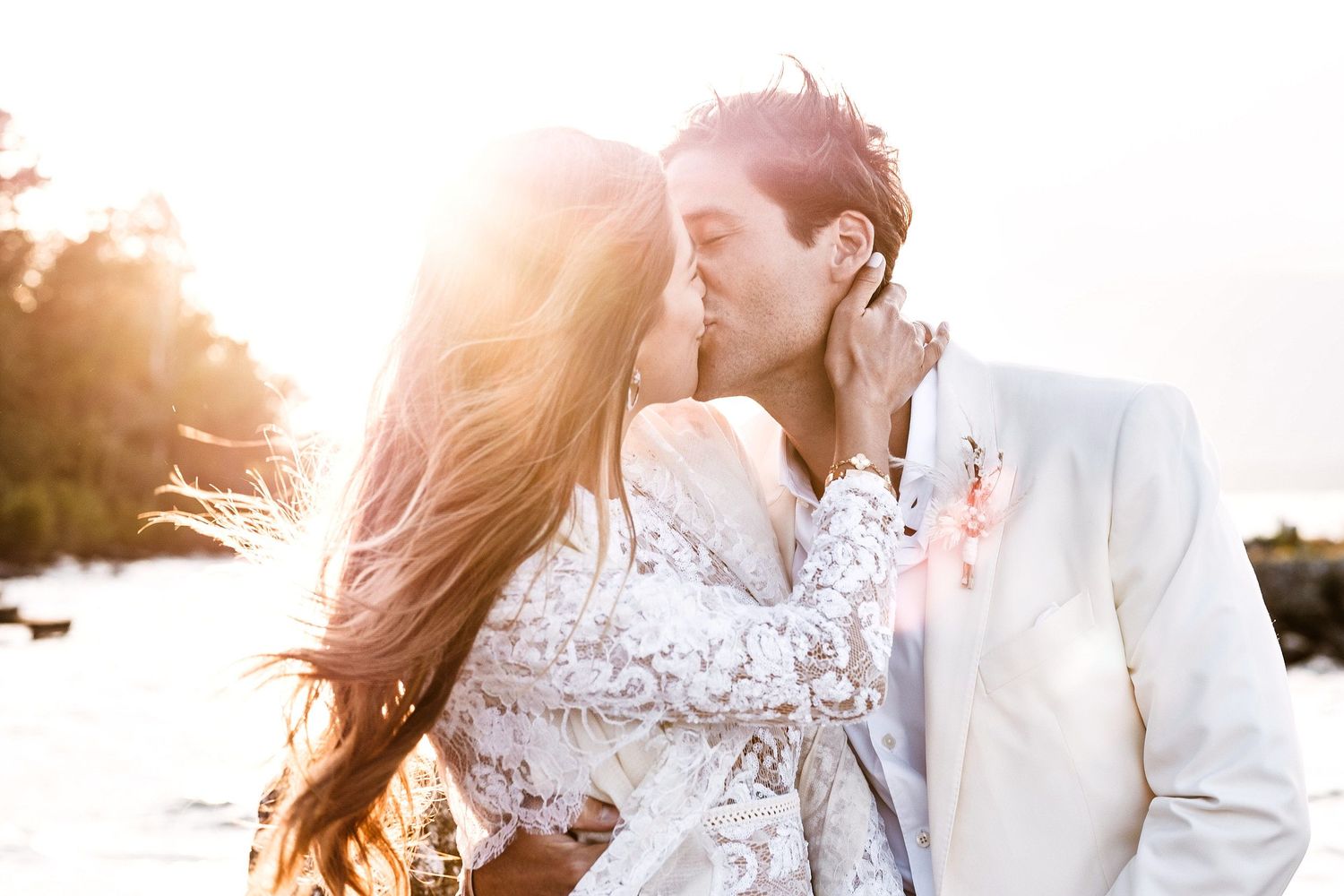 TLOOK photographe de mariage de style documentaire, portrait des mariés au bord du lac
