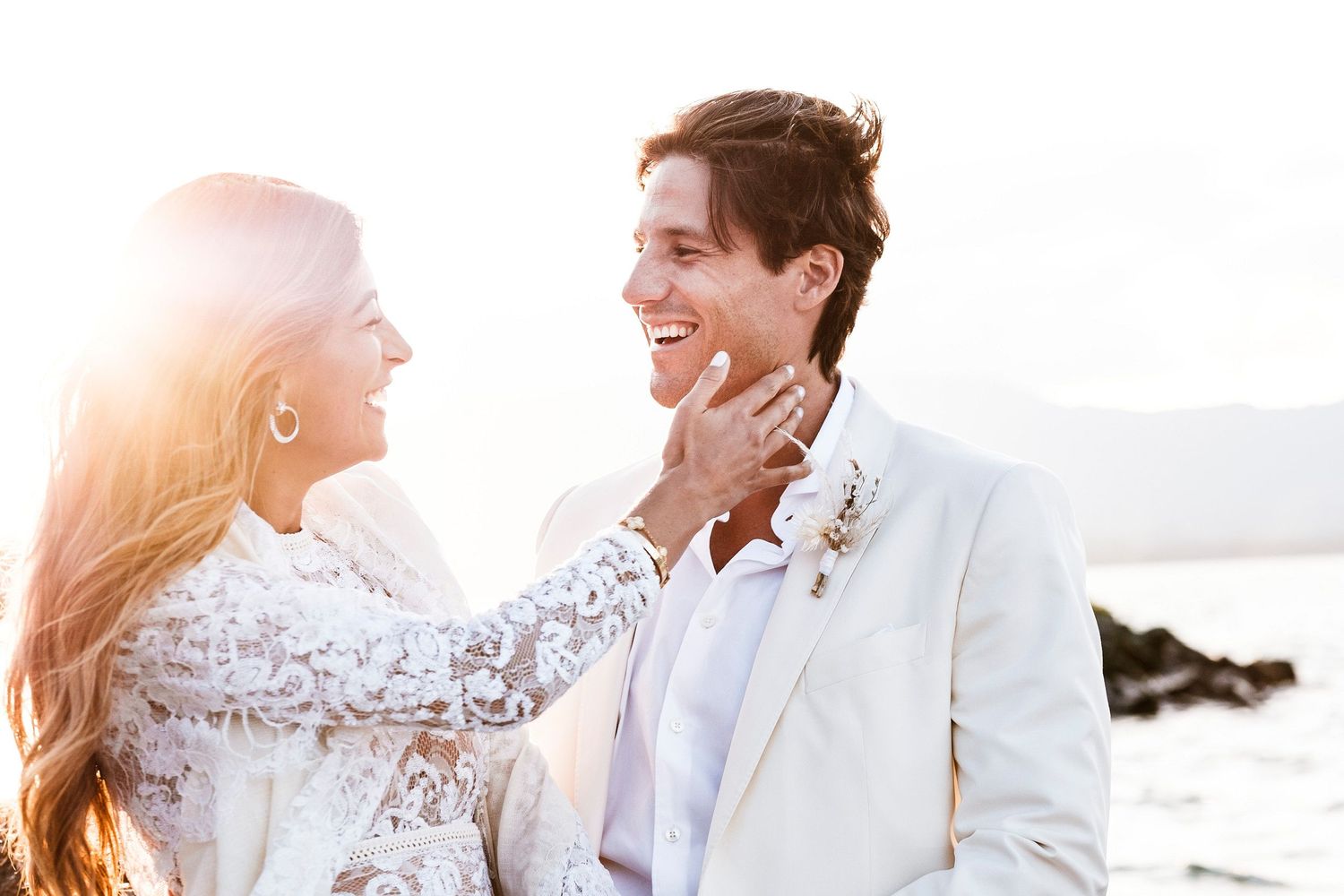 TLOOK photographe de mariage de style documentaire, portrait des mariés au bord du lac