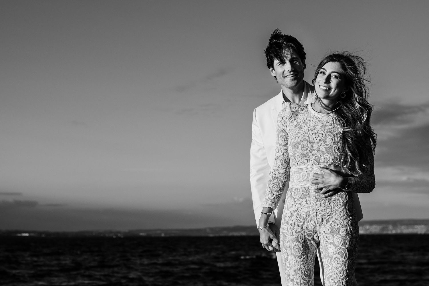 TLOOK photographe de mariage de style documentaire, portrait des mariés au bord du lac