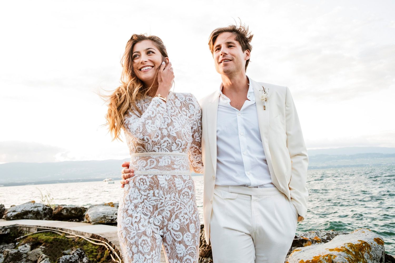 TLOOK photographe de mariage de style documentaire, portrait des mariés au bord du lac