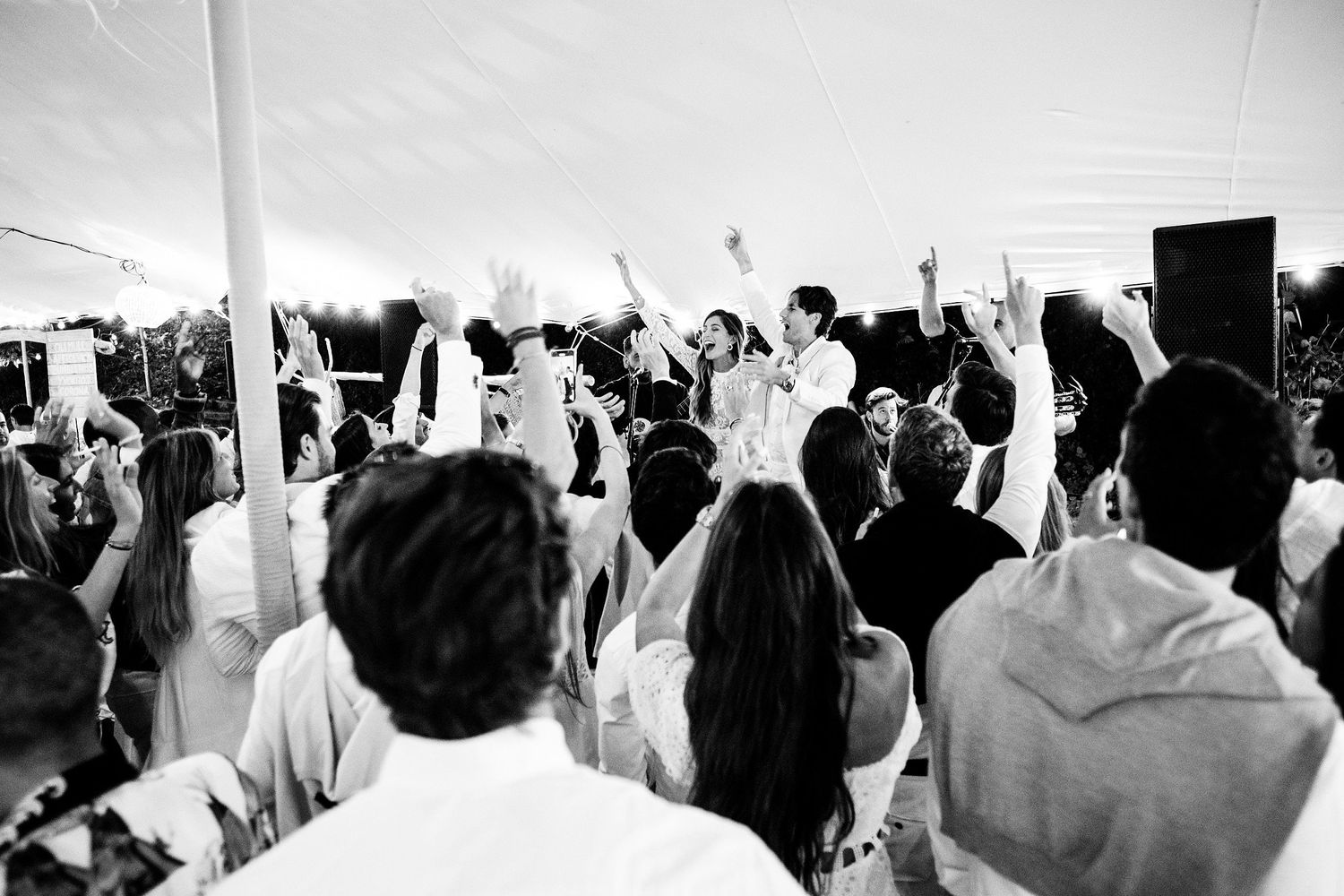 TLOOK photographe de mariage de style documentaire, ambiance danse floor