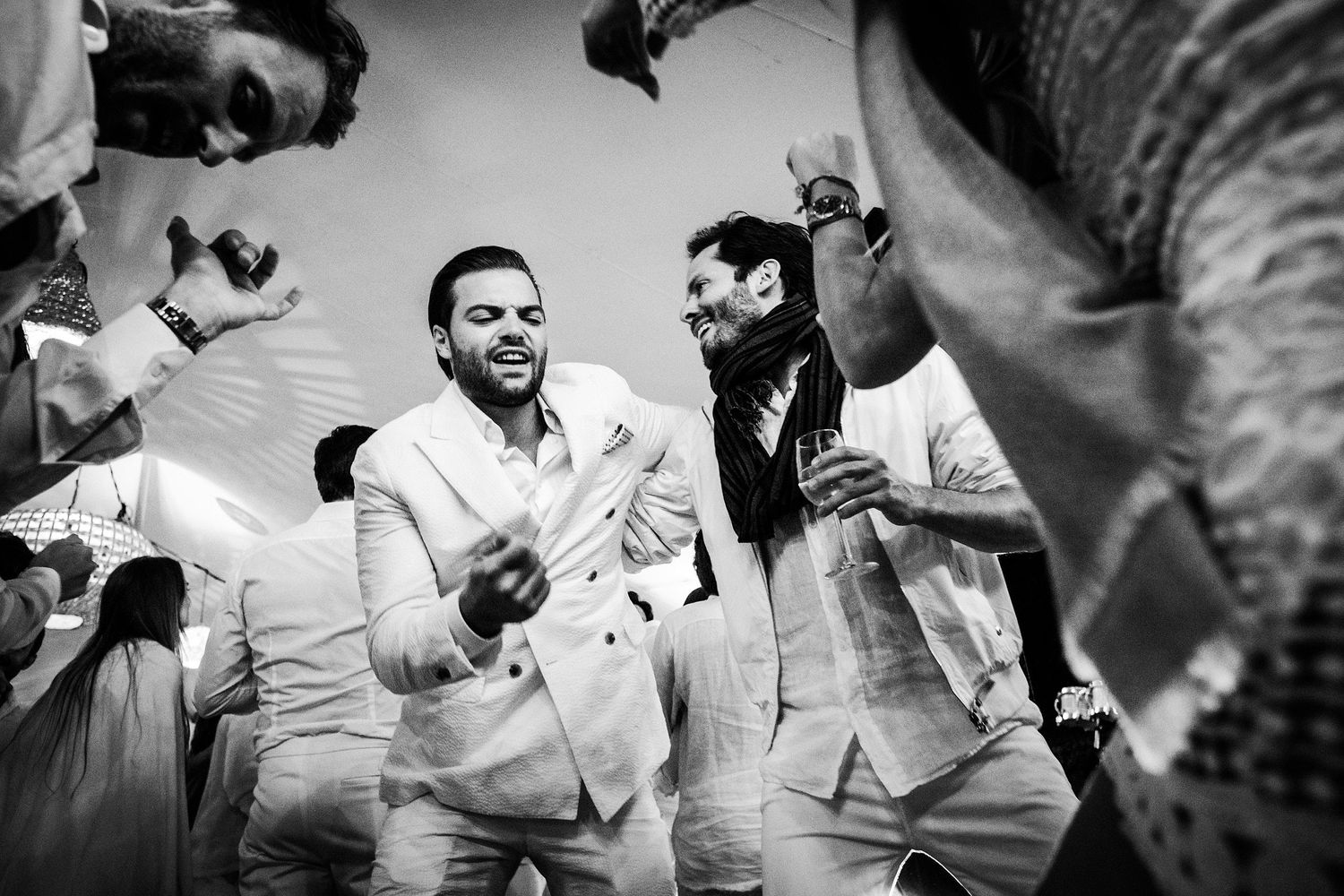 TLOOK photographe de mariage de style documentaire, ambiance danse floor