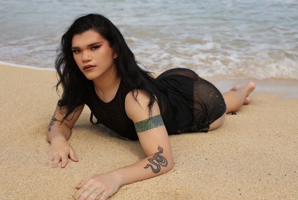 Outdoor boudoir portrait. O'ahu, Hawai'i