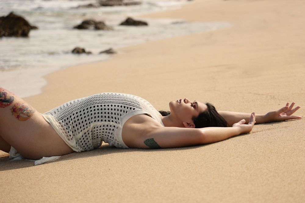 Outdoor boudoir portrait. O'ahu, Hawai'i