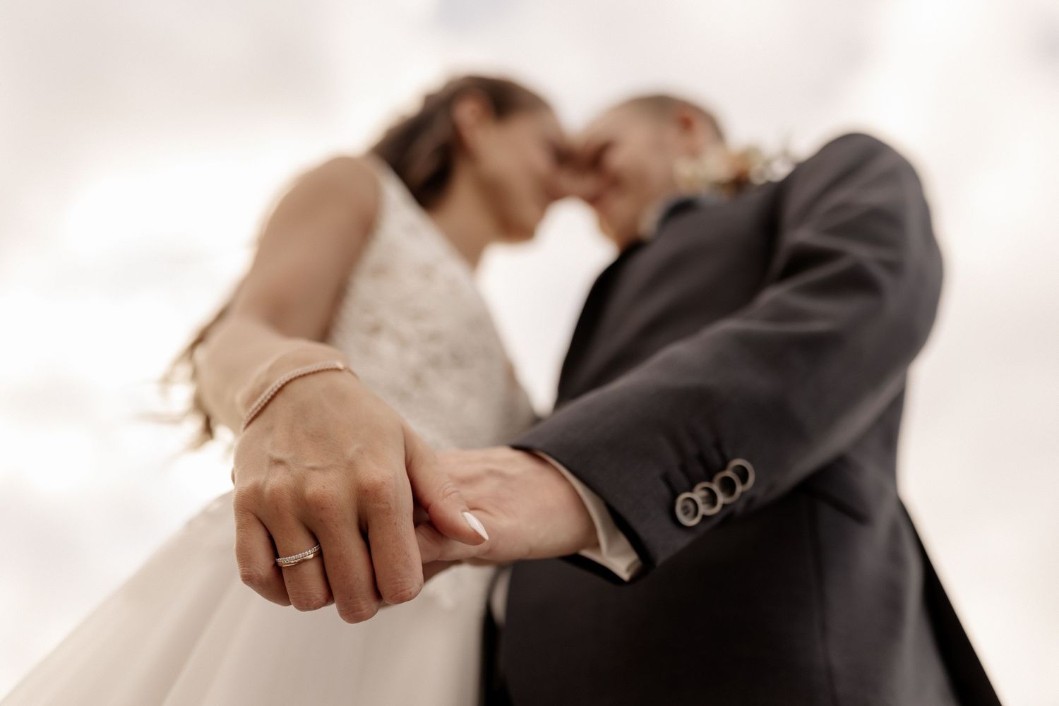 haltende Hände mit Eheringen am Hochzeitstag - Anfrage senden - Jule Christoffers - Hochzeitsfotografie aus Oldenburg