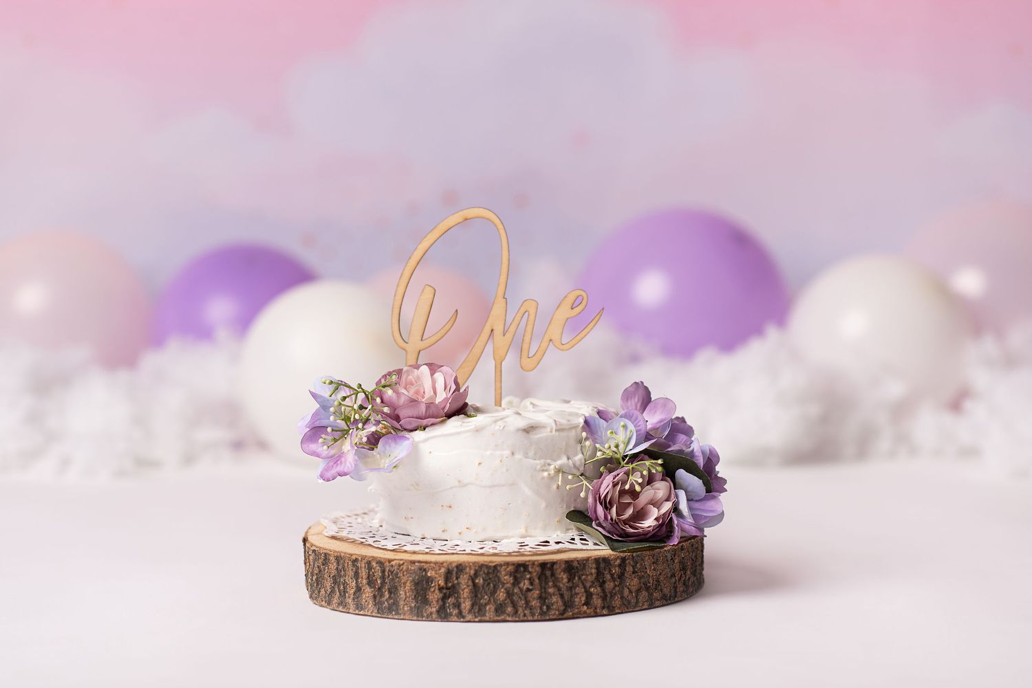 torta decorata per set di compleanno in studio fotografico
