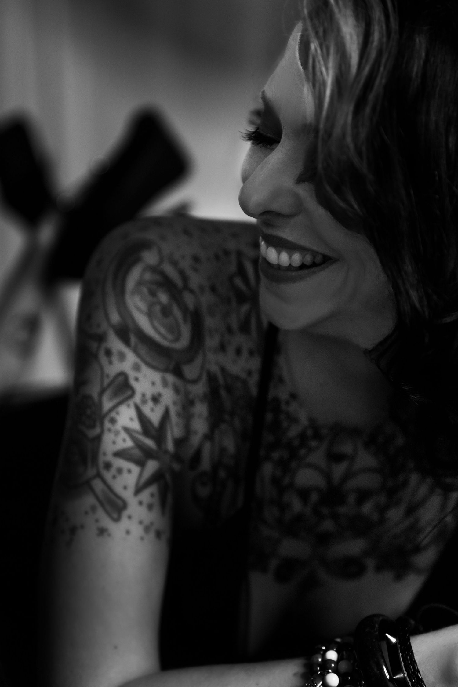 Black and white portrait highlighting delicate lace details and natural expressions.
