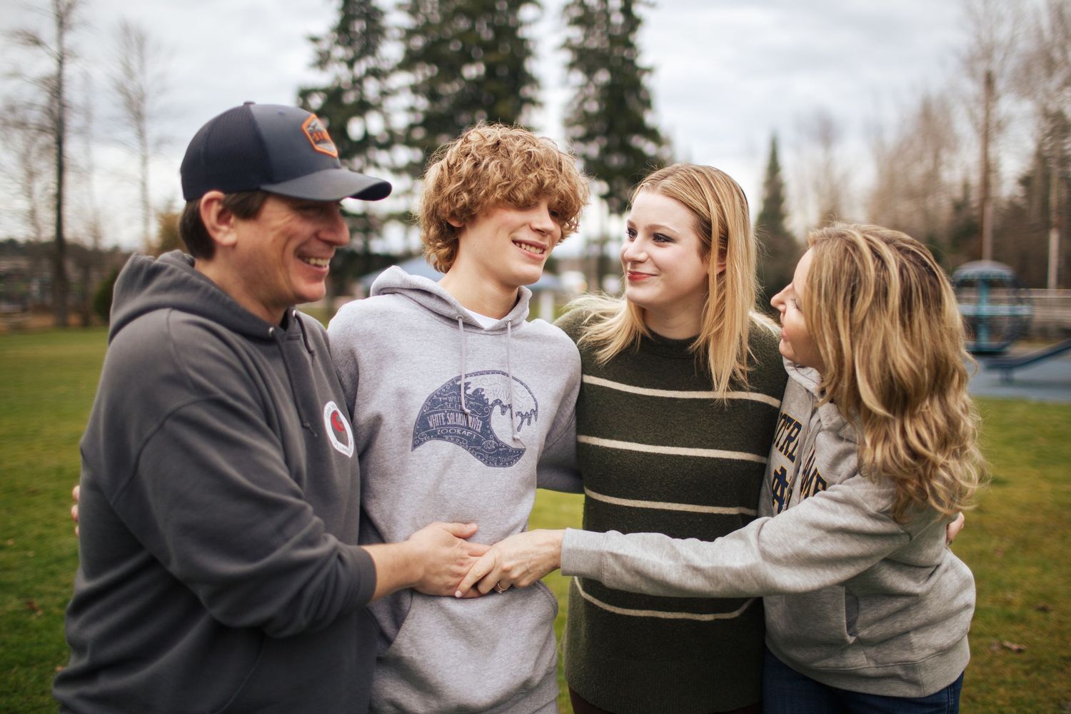 Everett family photography: a mother and father with their teenage children at Hauge Homestead Park Silverlake Everett