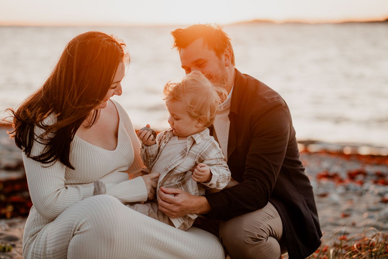 En familj vid havet i solnedgången i Nynäshamn