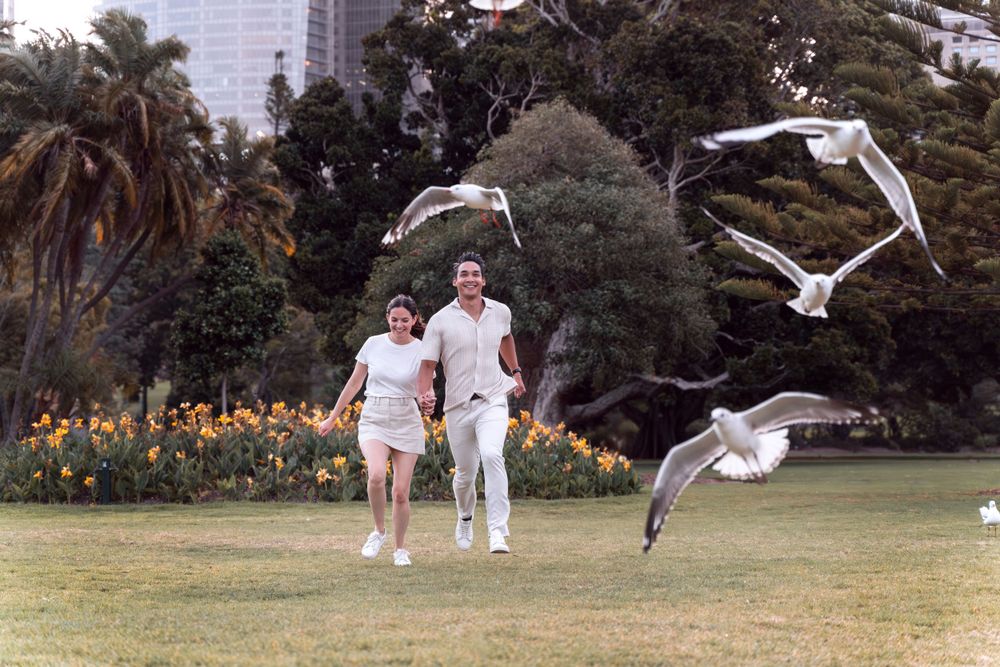 couples playing during a photoshoot in they Sydney botanical garden