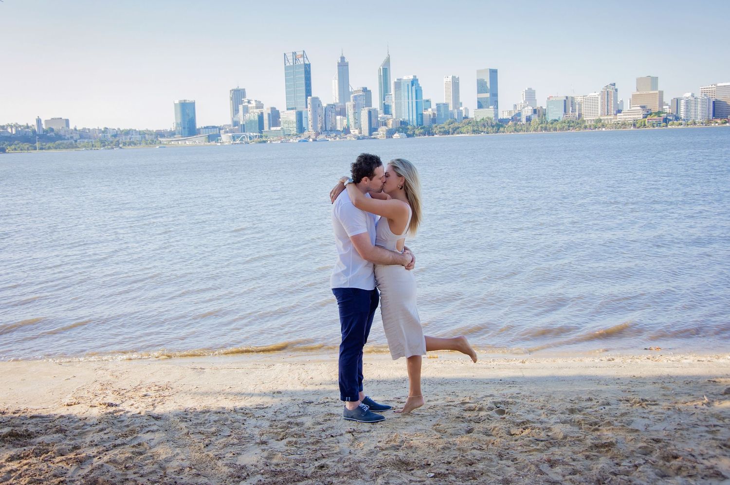 couple kissing infront of perth skyline