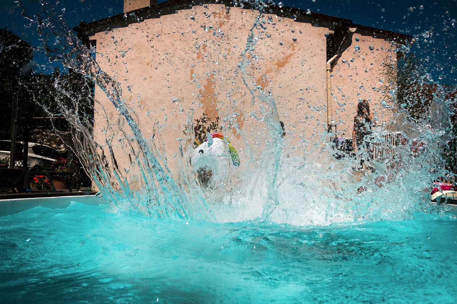 TLOOK photographe de mariage de style documentaire, Saint-Paul-de-Vence en France préparatifs du marié piscine