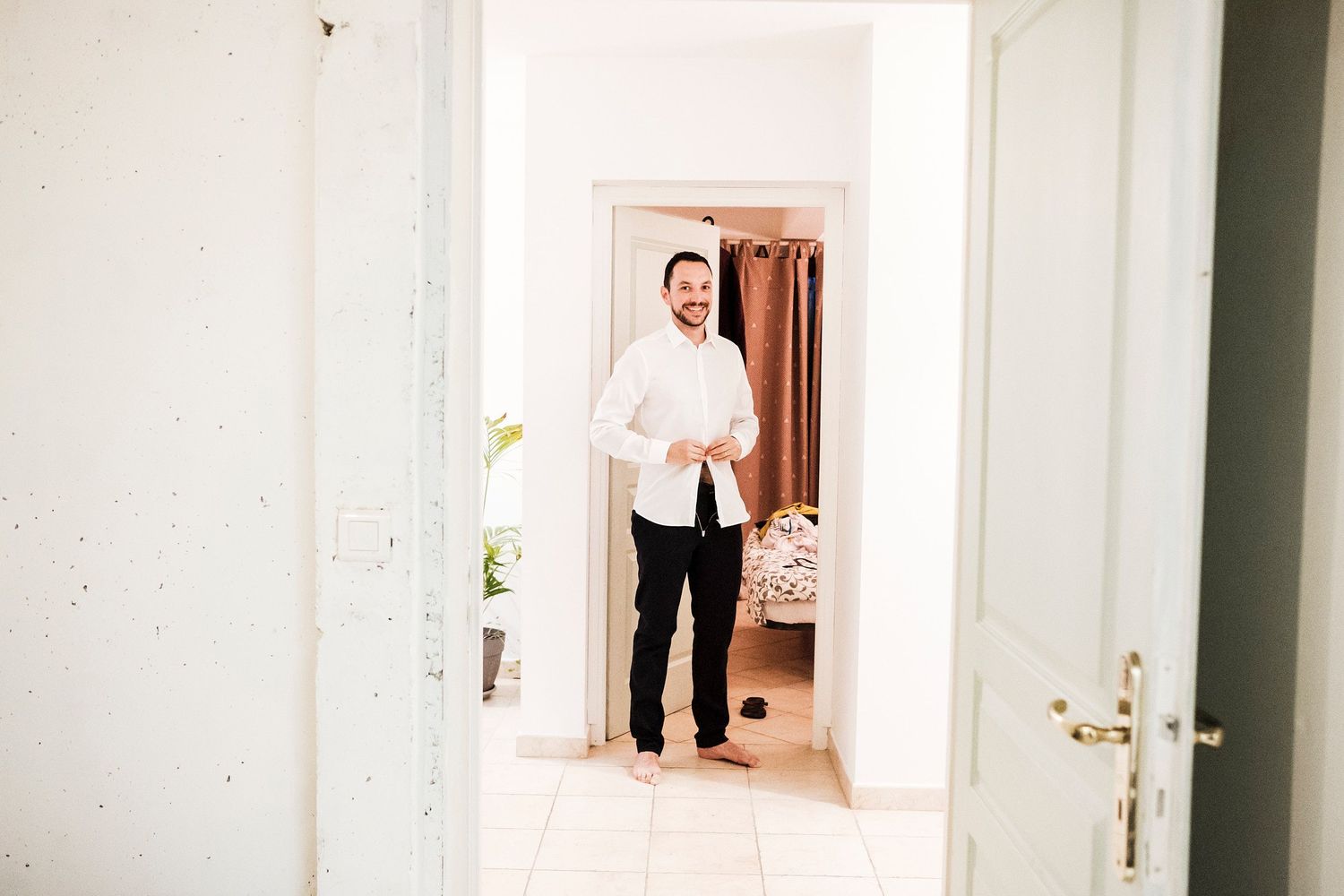 TLOOK photographe de mariage de style documentaire, Saint-Paul-de-Vence en France préparatifs du marié