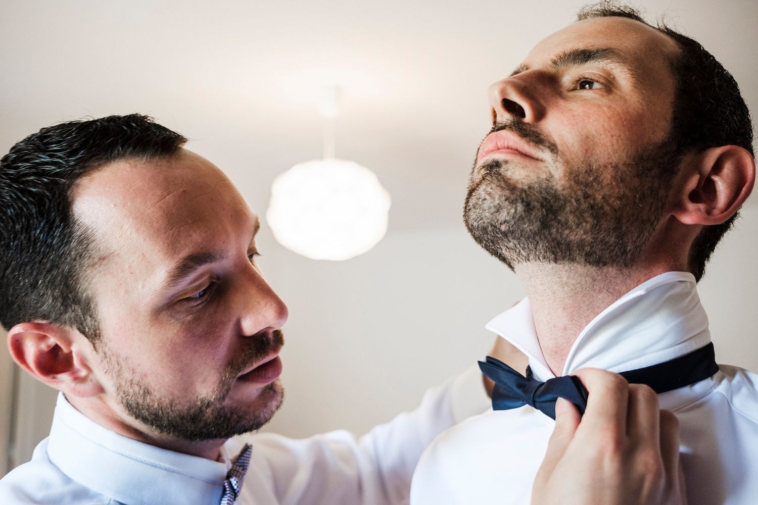 TLOOK photographe de mariage de style documentaire, Saint-Paul-de-Vence en France préparatifs du marié