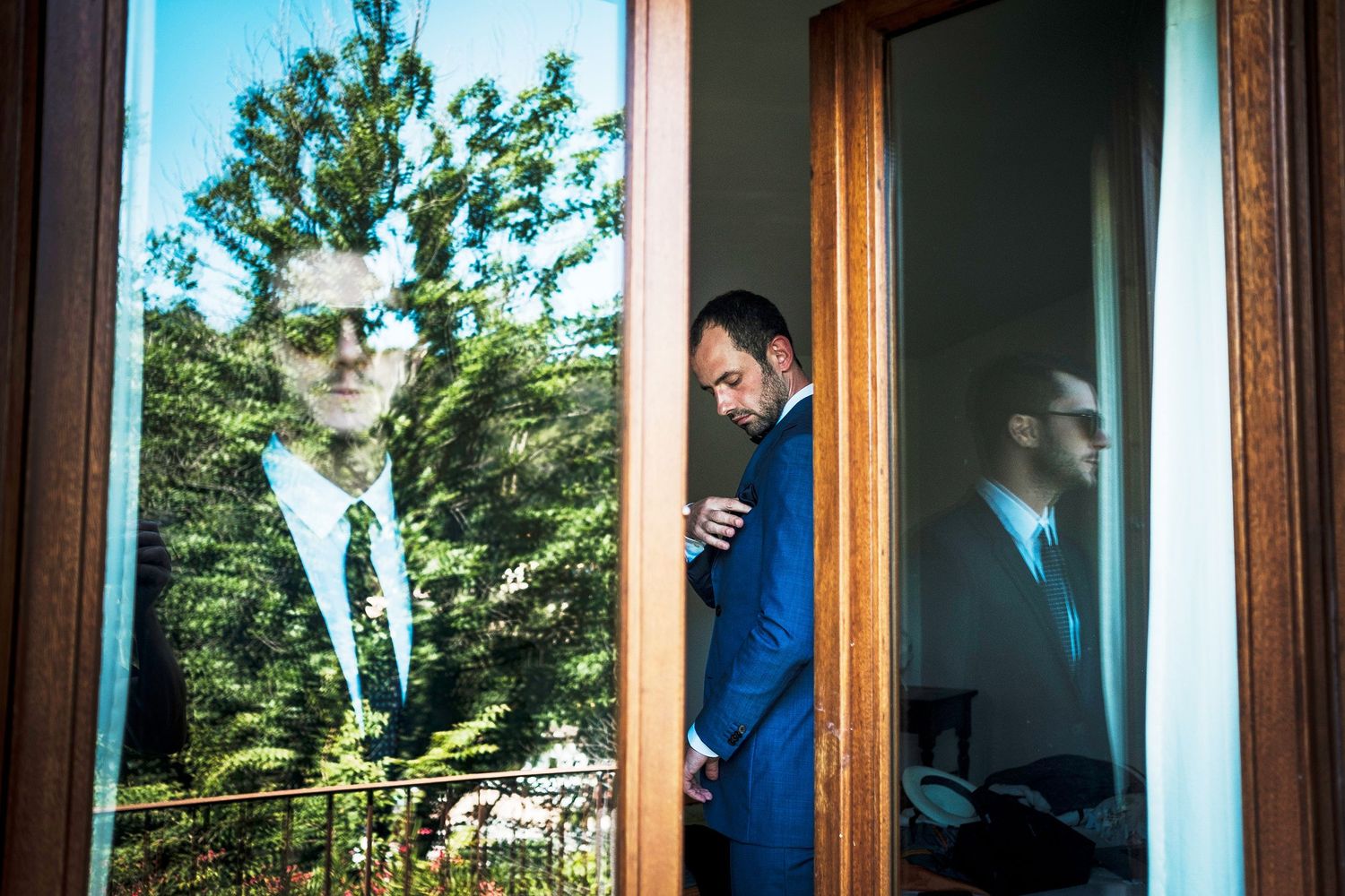 TLOOK photographe de mariage de style documentaire, Saint-Paul-de-Vence en France préparatifs du marié