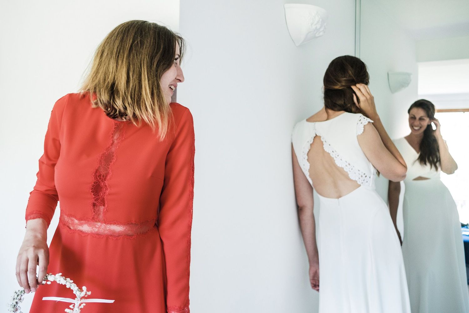 TLOOK photographe de mariage de style documentaire, Saint-Paul-de-Vence en France préparatifs de la mariée