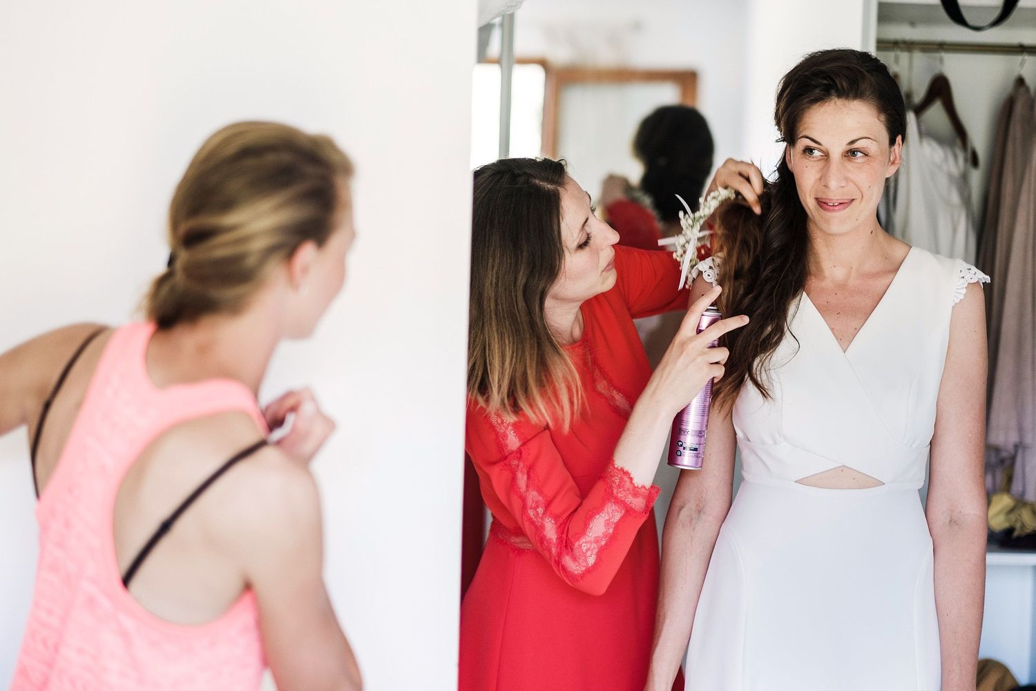TLOOK photographe de mariage de style documentaire, Saint-Paul-de-Vence en France préparatifs de la mariée