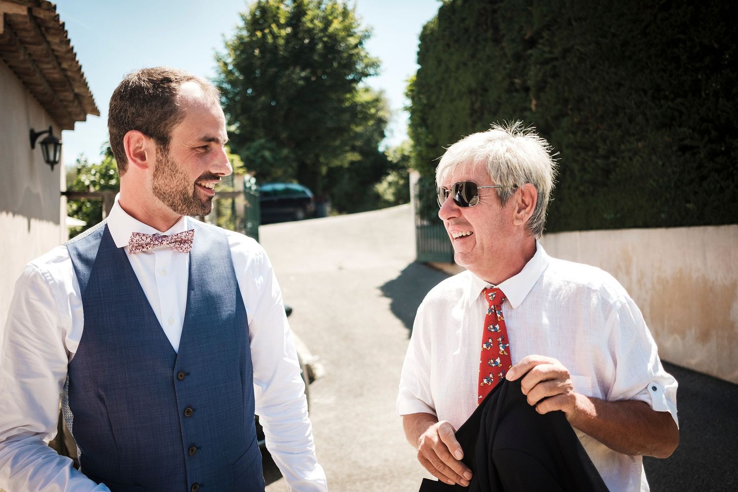 TLOOK photographe de mariage de style documentaire, Saint-Paul-de-Vence en France portraits des invités
