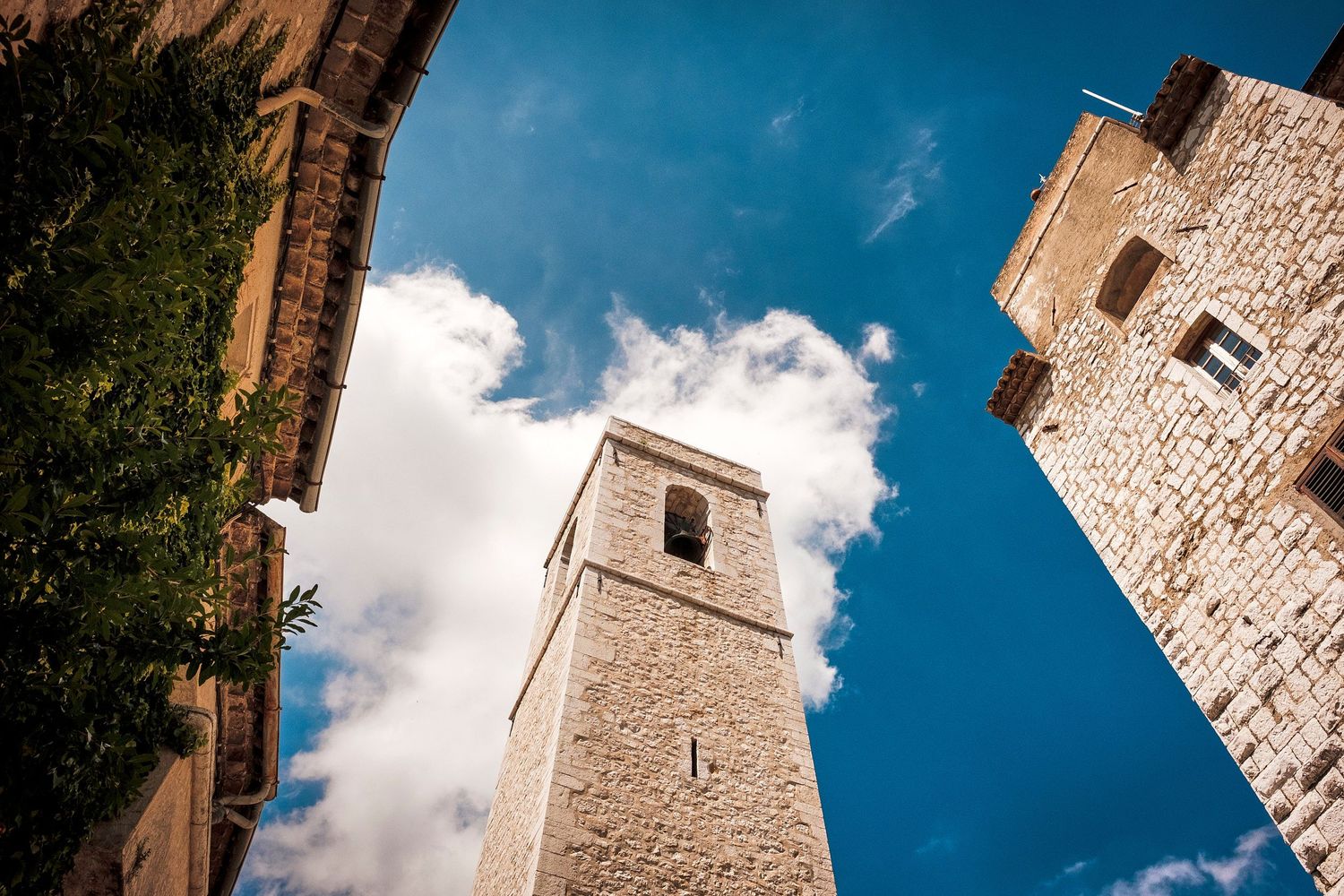 TLOOK photographe de mariage de style documentaire, Saint-Paul-de-Vence en France cérémonie à l'église