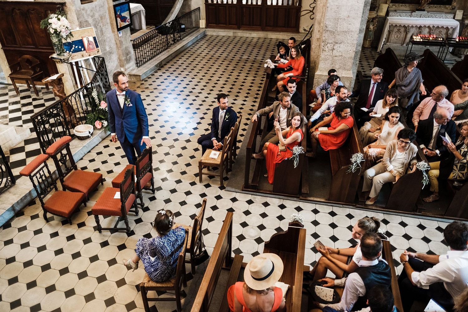 TLOOK photographe de mariage de style documentaire, Saint-Paul-de-Vence en France cérémonie à l'église