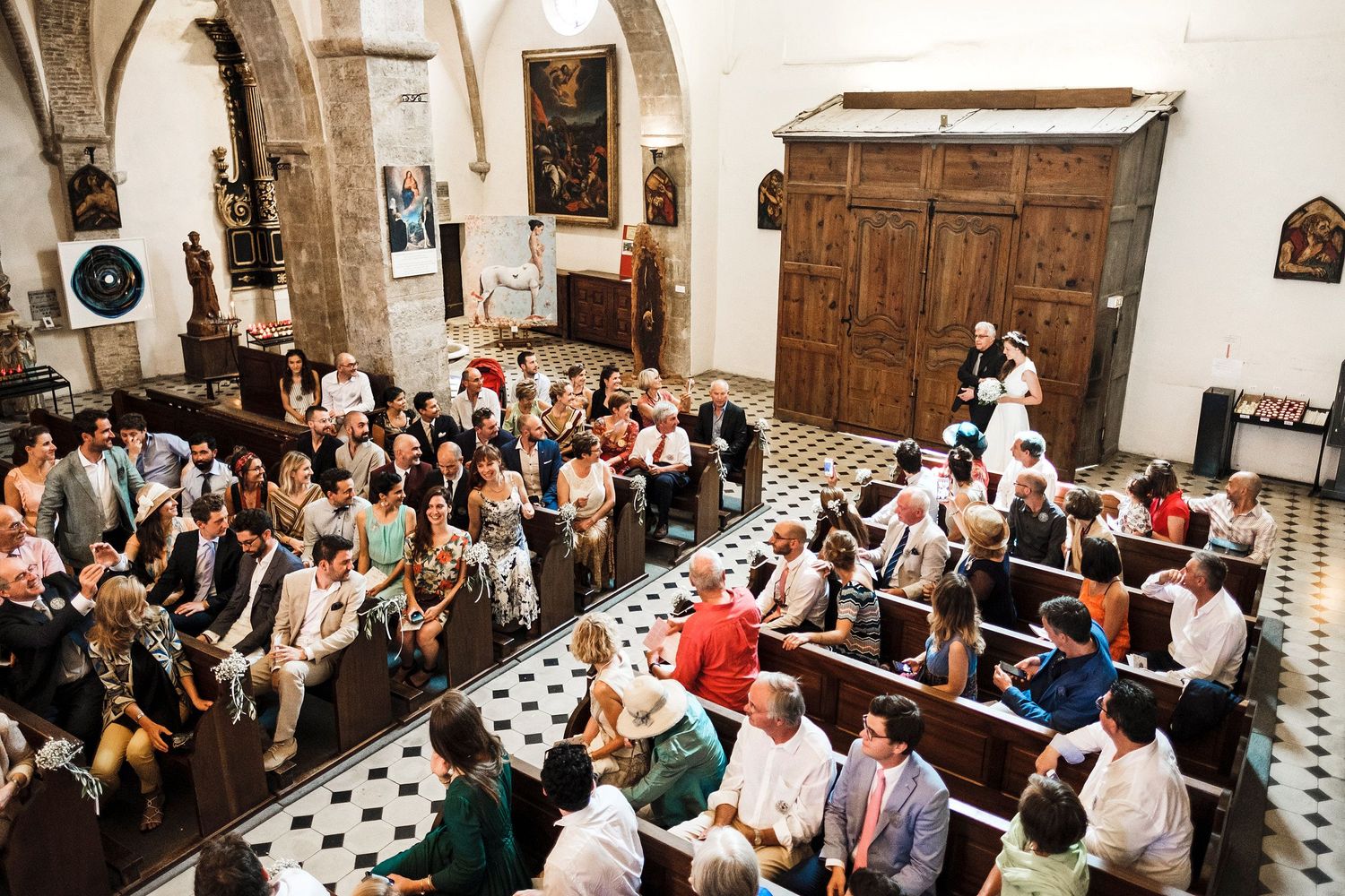 TLOOK photographe de mariage de style documentaire, Saint-Paul-de-Vence en France cérémonie à l'église