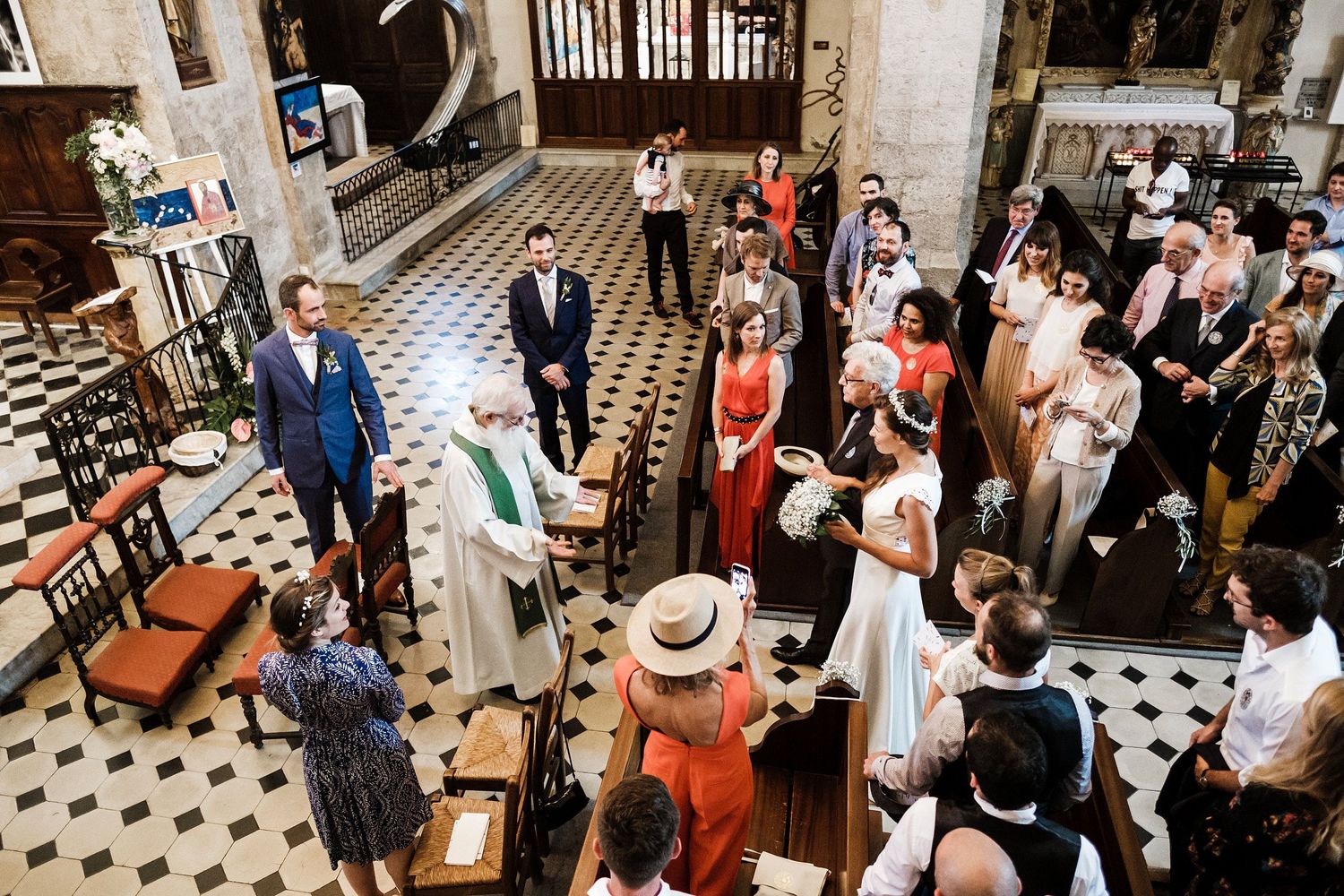 TLOOK photographe de mariage de style documentaire, Saint-Paul-de-Vence en France cérémonie à l'église