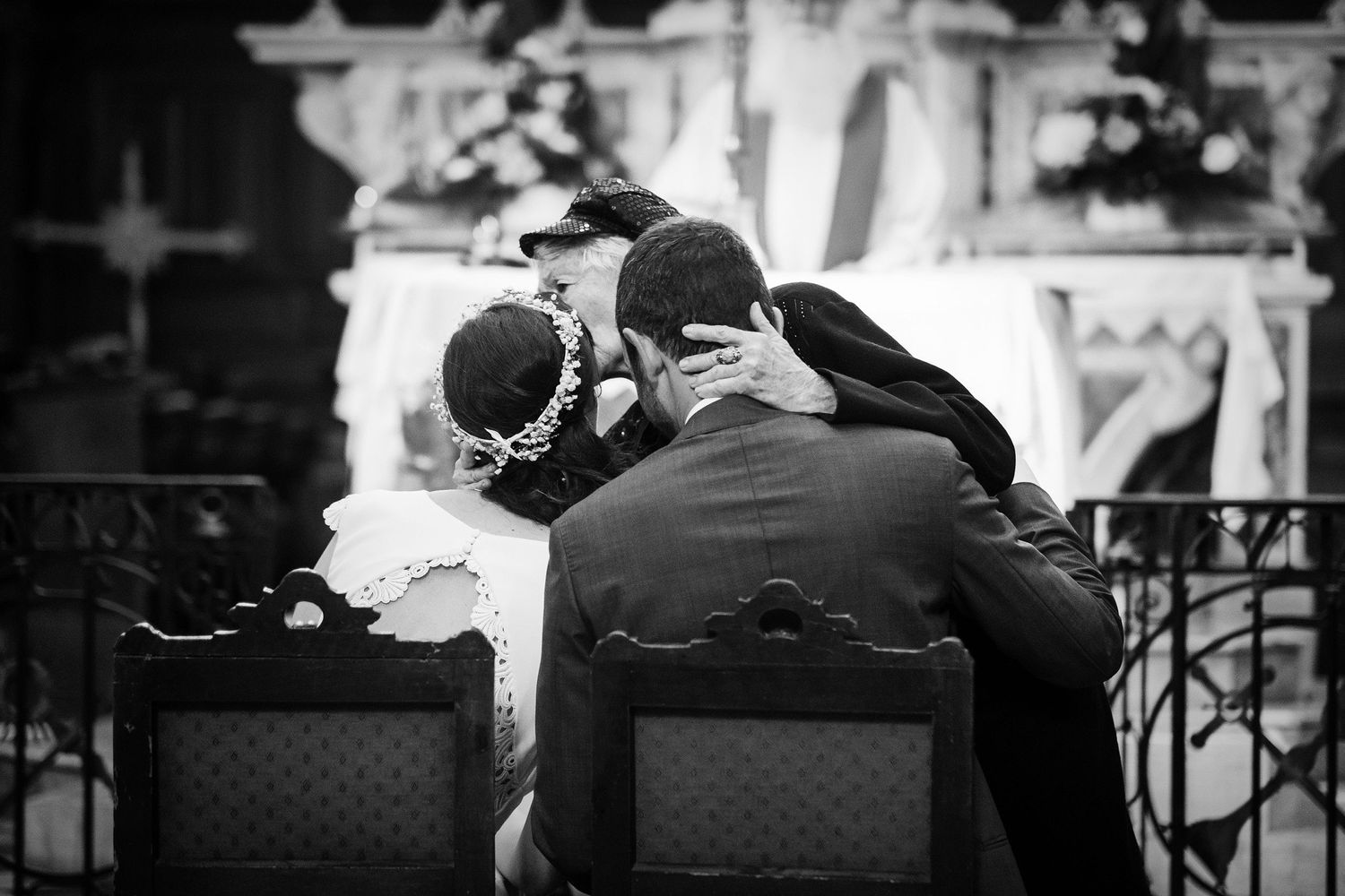 TLOOK photographe de mariage de style documentaire, Saint-Paul-de-Vence en France cérémonie à l'église