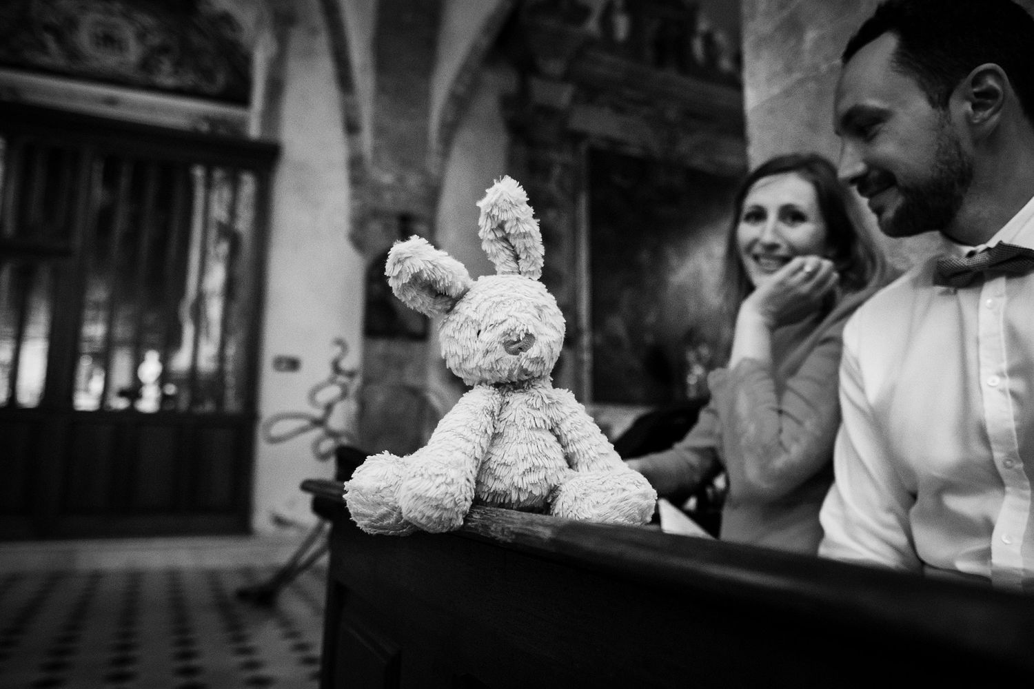 TLOOK photographe de mariage de style documentaire, Saint-Paul-de-Vence en France cérémonie à l'église