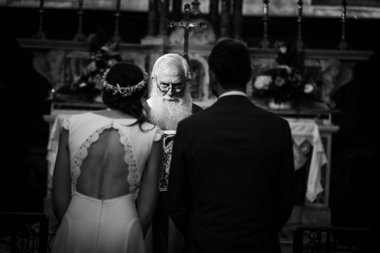 TLOOK photographe de mariage de style documentaire, Saint-Paul-de-Vence en France cérémonie à l'église