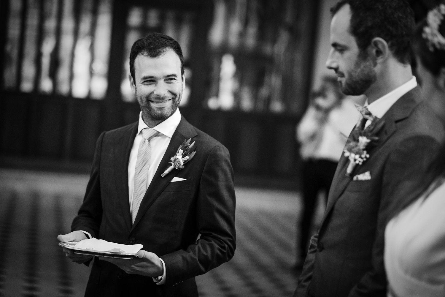 TLOOK photographe de mariage de style documentaire, Saint-Paul-de-Vence en France cérémonie à l'église