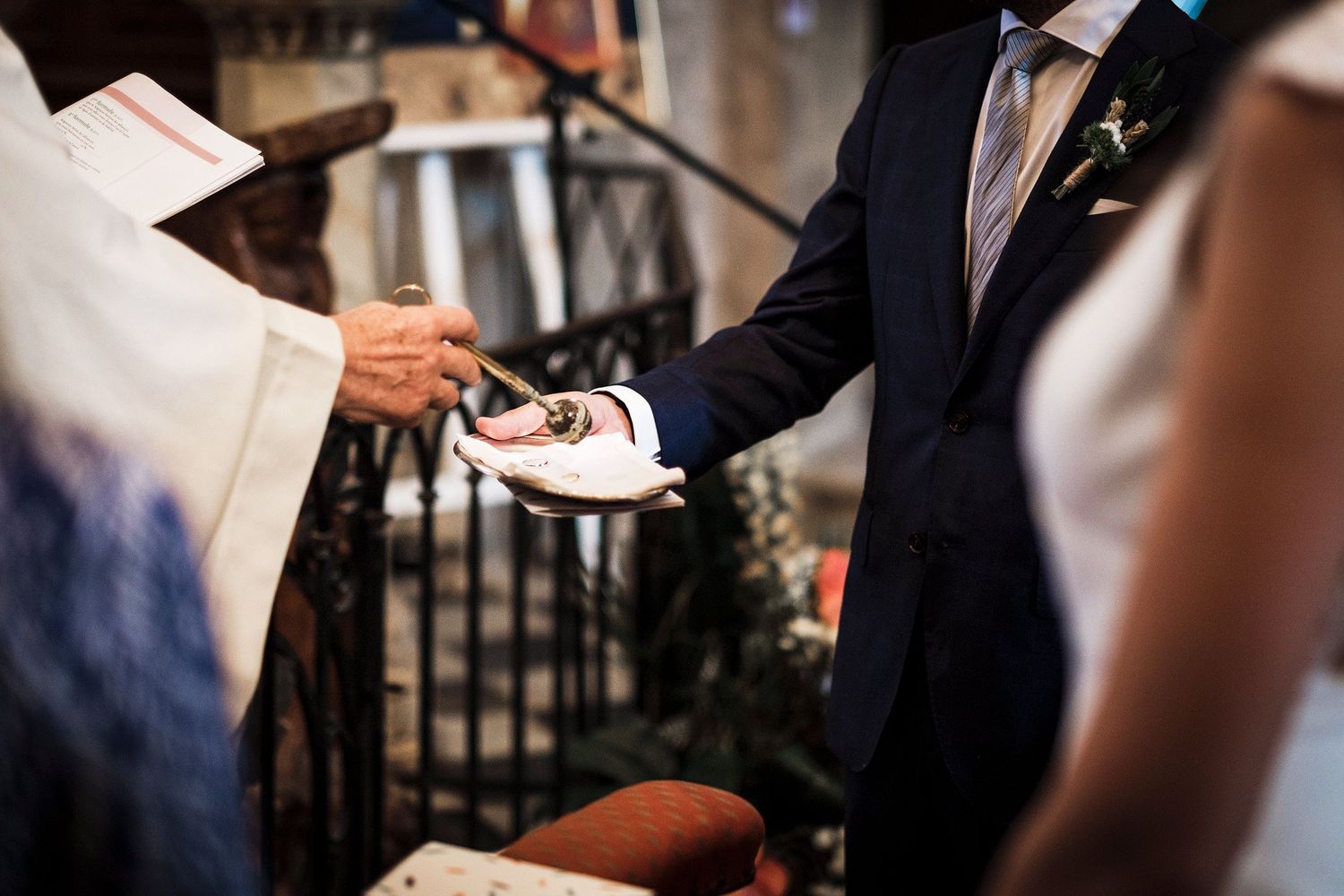 TLOOK photographe de mariage de style documentaire, Saint-Paul-de-Vence en France cérémonie à l'église