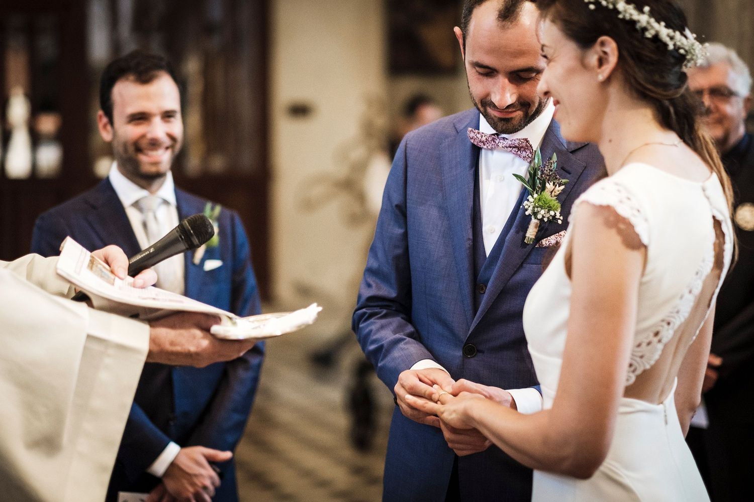TLOOK photographe de mariage de style documentaire, Saint-Paul-de-Vence en France cérémonie à l'église passge de l'alliance au doigt