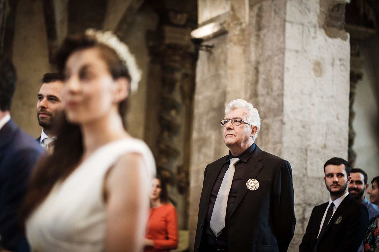 TLOOK photographe de mariage de style documentaire, Saint-Paul-de-Vence en France cérémonie à l'église