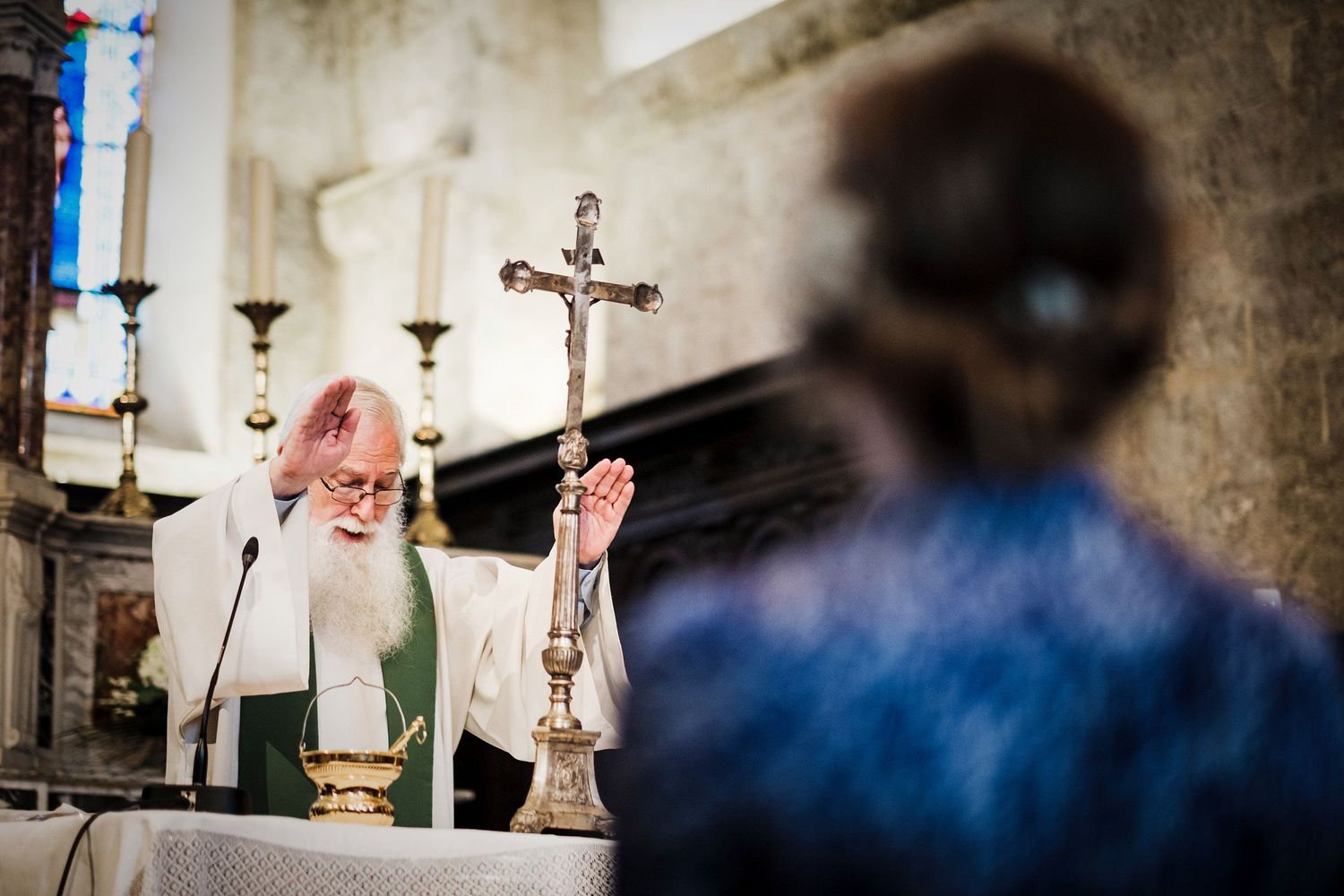 TLOOK photographe de mariage de style documentaire, Saint-Paul-de-Vence en France cérémonie à l'église