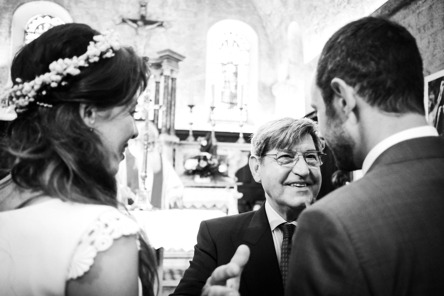 TLOOK photographe de mariage de style documentaire, Saint-Paul-de-Vence en France fin de la cérémonie à l'église