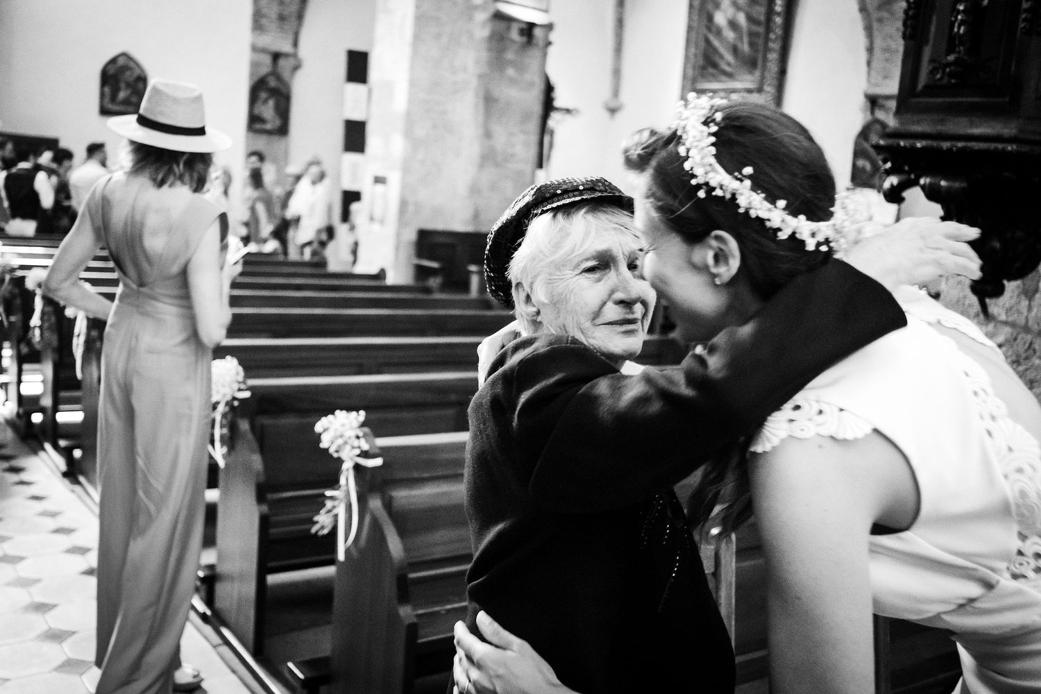 TLOOK photographe de mariage de style documentaire, Saint-Paul-de-Vence en France fin de la cérémonie sortie  la mariée embrasse une invitée