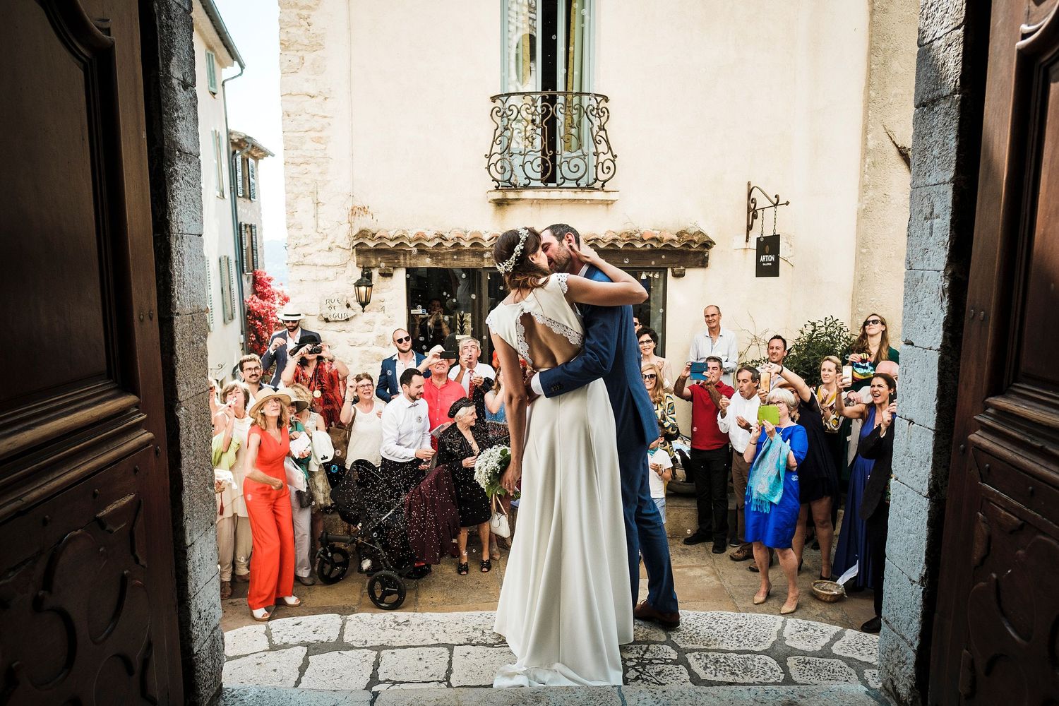 TLOOK photographe de mariage de style documentaire, Saint-Paul-de-Vence en France fin de la cérémonie sortie de l'église