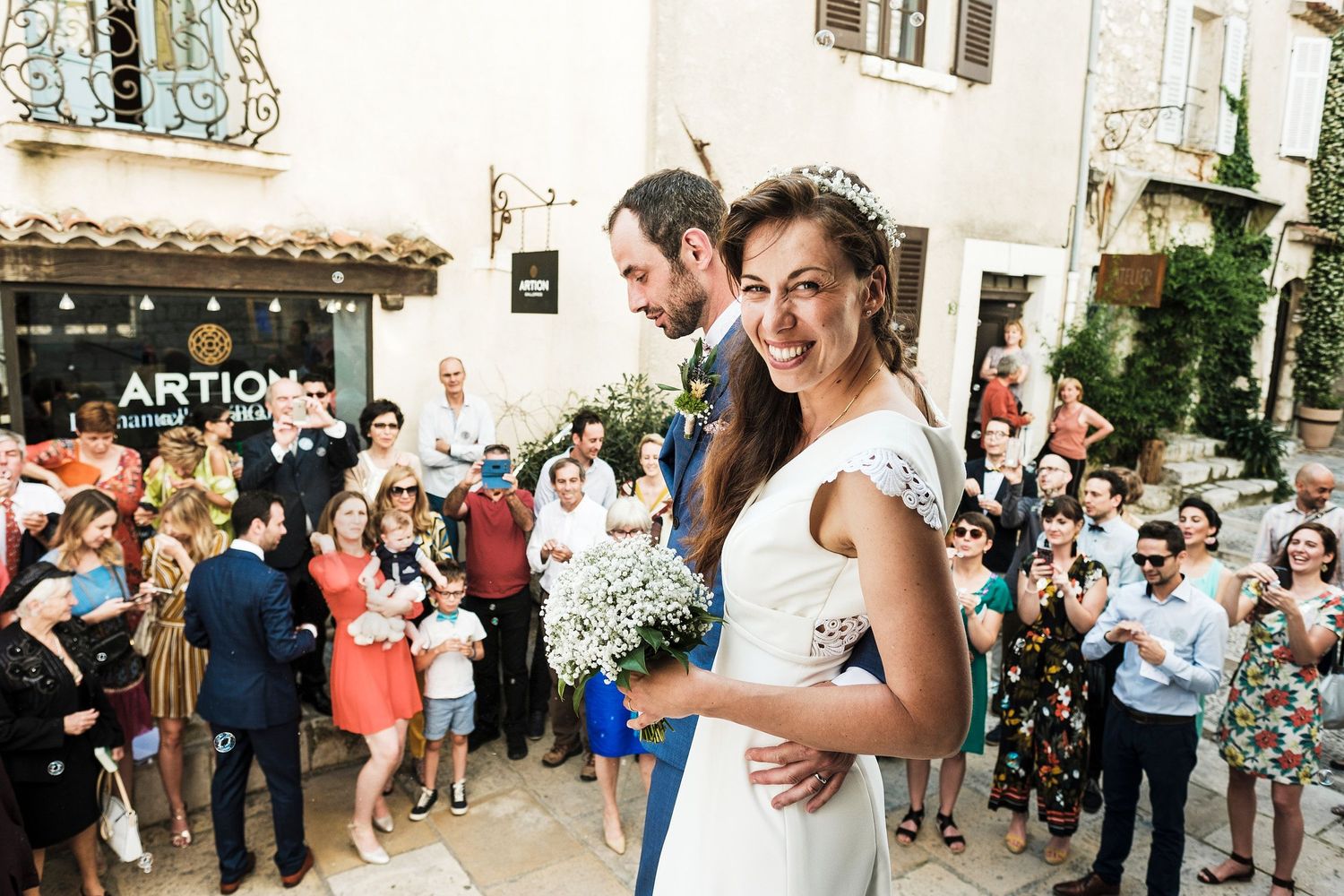TLOOK photographe de mariage de style documentaire, Saint-Paul-de-Vence en France fin de la cérémonie sortie de l'église