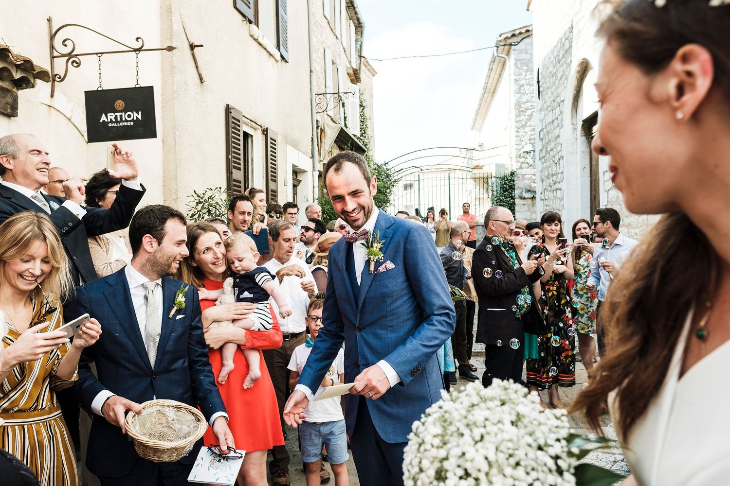 TLOOK photographe de mariage de style documentaire, Saint-Paul-de-Vence en France fin de la cérémonie sortie de l'église