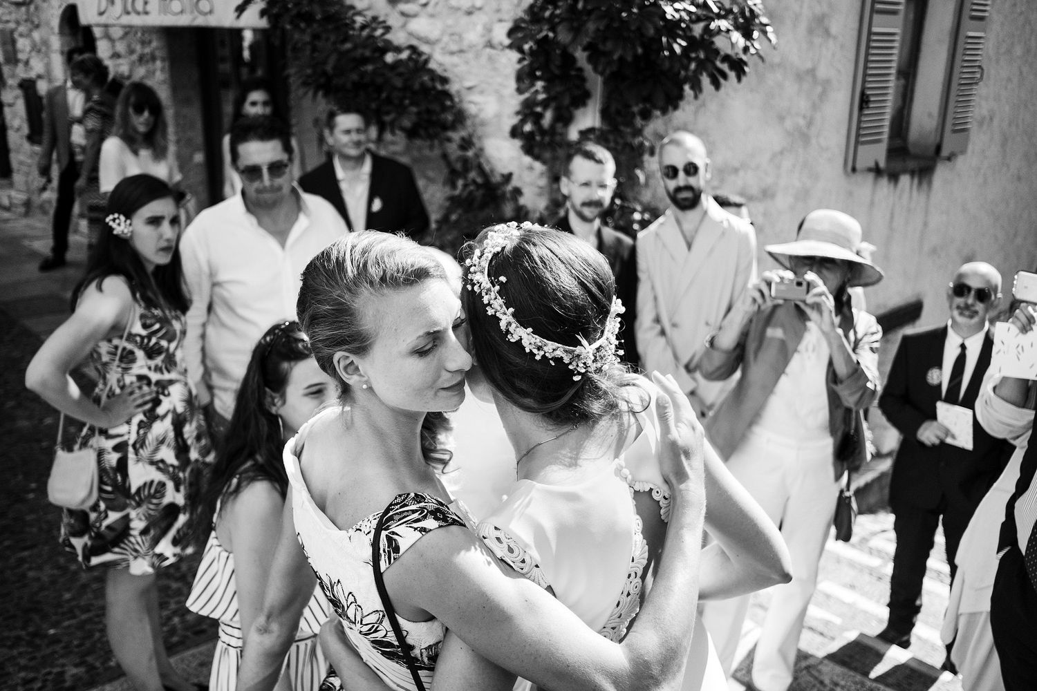 TLOOK photographe de mariage de style documentaire, Saint-Paul-de-Vence en France fin de la cérémonie sortie de l'église