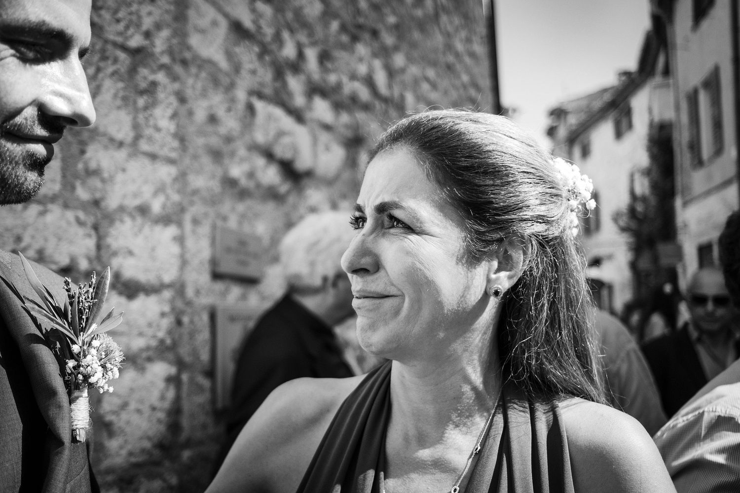 TLOOK photographe de mariage de style documentaire, Saint-Paul-de-Vence en France fin de la cérémonie sortie de l'église