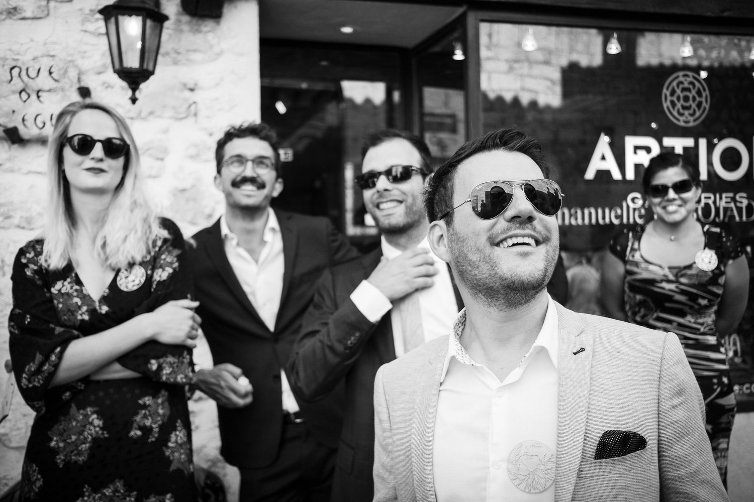 TLOOK photographe de mariage de style documentaire, Saint-Paul-de-Vence en France fin de la cérémonie sortie de l'église